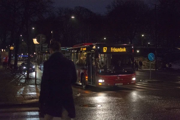 瑞典斯德哥尔摩 2018年12月29日 2019年12月29日晚上在瑞典斯德哥尔摩对弗罗松达维克的巴士67 — 图库照片
