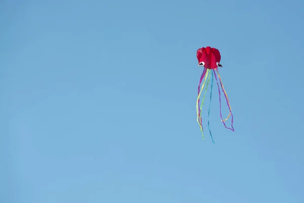 スペインのマヨルカ島の青い空に対して高く飛ぶ赤い凧 — ストック写真