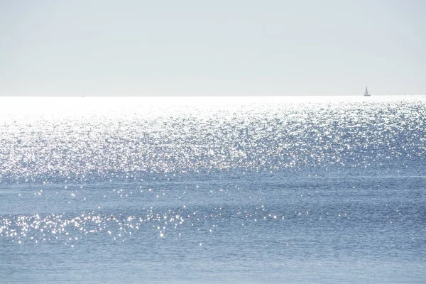 Einfaches Karges Bild Von Hellem Und Sonnigem Meer Mit Horizont — Stockfoto