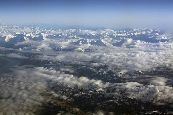 12月下午的飞行中 瑞士阿尔卑斯山脉 雪山顶上俯瞰着东方 — 图库照片