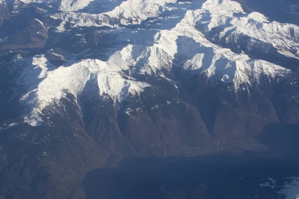 スイスアルプスは 12月の午後の飛行中に東に向かって雪の山の頂上の空中ビューを持つ — ストック写真