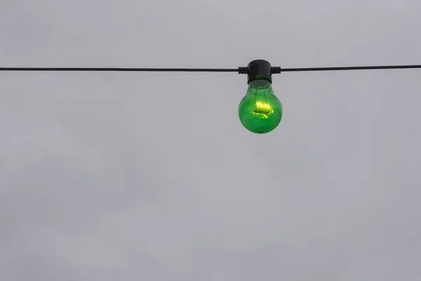 Lâmpada Cor Verde Corda Contra Fundo Céu Cinza — Fotografia de Stock