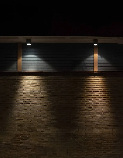 Backstein Und Holz Wand Hintergrund Der Dunkelheit Mit Lichtern Dreieckiger — Stockfoto