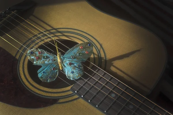 Türkisfarbener Schmetterling Auf Saiten Akustischer Gitarre Konzept Für Poesie Musikalität — Stockfoto