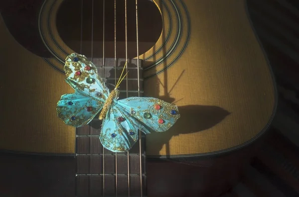 Türkisfarbener Schmetterling Auf Saiten Akustischer Gitarre Konzept Für Poesie Musikalität — Stockfoto
