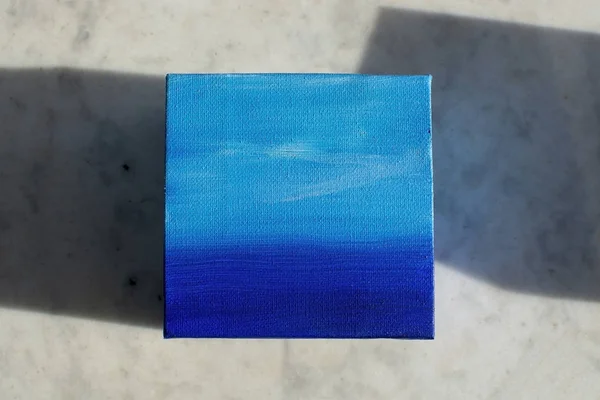 青い色の空と海の抽象的な白い大理石のテーブルに表示されるブラシ ストロークの飽和油ペイント テクスチャ背景 — ストック写真