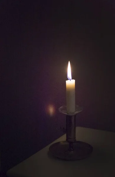 简单的蜡烛在黑暗中燃烧 从黑暗到光明的各种概念 祈祷的象征 觉醒等等 — 图库照片
