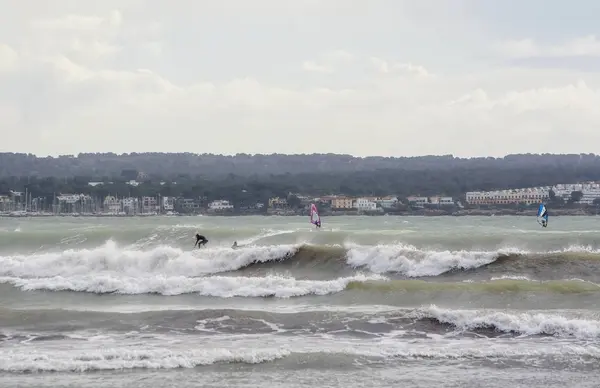 Palma Mallorca Hiszpania Lutego 2019 Surferów Jazda Duże Fale Zatoce — Zdjęcie stockowe