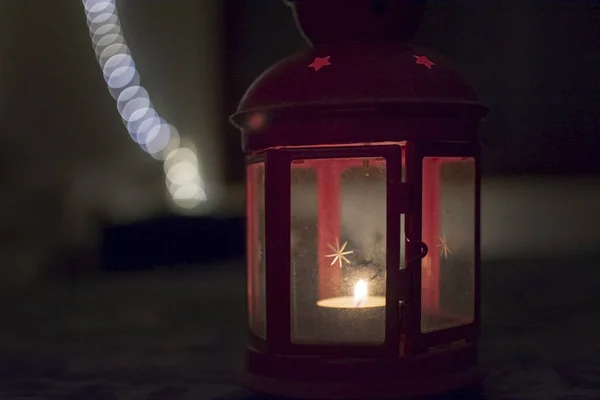 Linterna Roja Con Estrella Sobre Vidrio Candelero Ardiente Oscuridad —  Fotos de Stock