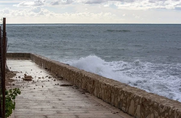Meerwasser Bricht Einem Stürmischen Wintertag Auf Mallorca Gegen Felsen Und — Stockfoto