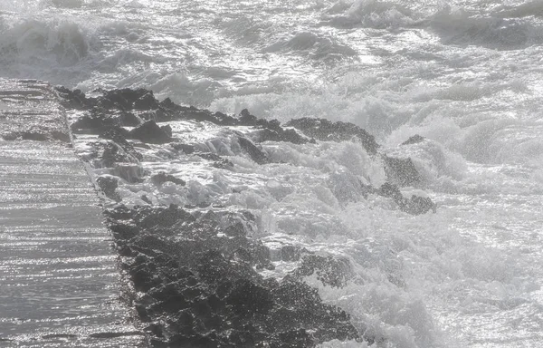 Mořská Voda Láme Proti Skalám Zaplavuje Promenádu Bouřlivého Zimního Dne — Stock fotografie