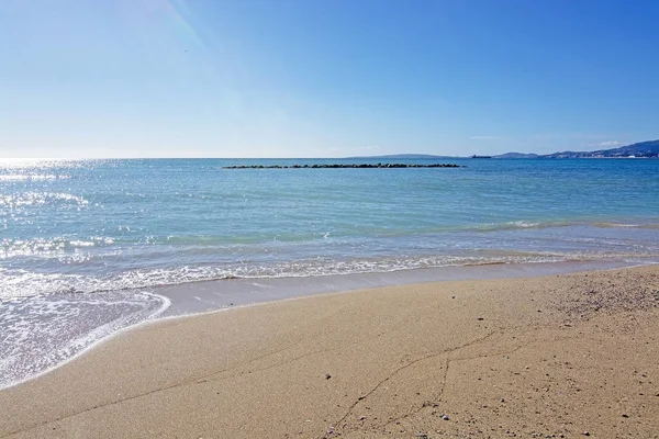 スペインのマヨルカ島に波の残留パターンと青い海と未接触の砂のビーチ — ストック写真