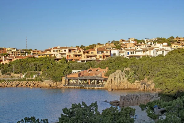 Coloridos edificios en el puerto de Porto Cervo Cerdeña Italia — Foto de Stock