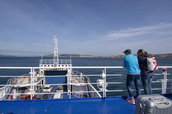 Ferry entre Palau e Isola Maddalena en Cerdeña Italia — Foto de Stock