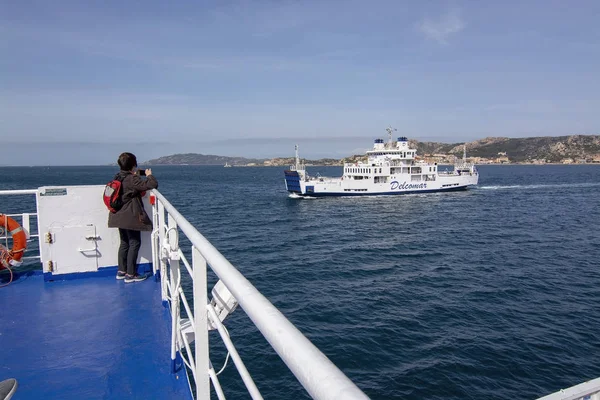 Ferry entre Palau e Isola Maddalena en Cerdeña Italia — Foto de Stock