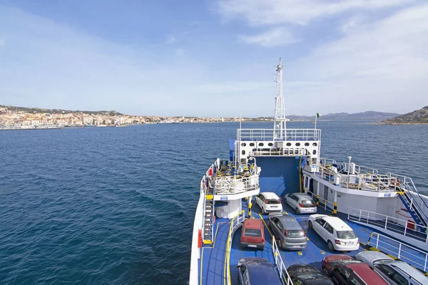 Ferry acercándose al puerto de Isola Maddalena Cerdeña — Foto de Stock