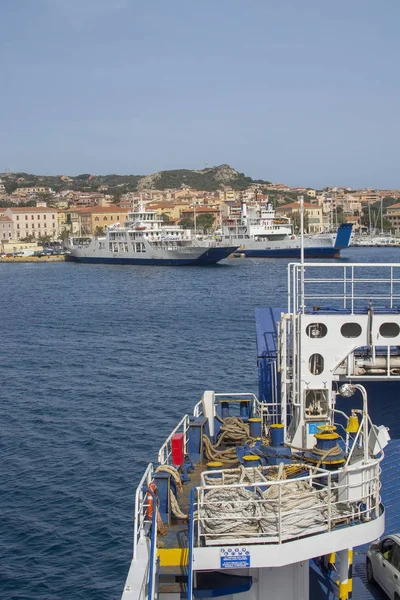 Ferry se aproximando do porto de Isola Maddalena Sardenha — Fotografia de Stock