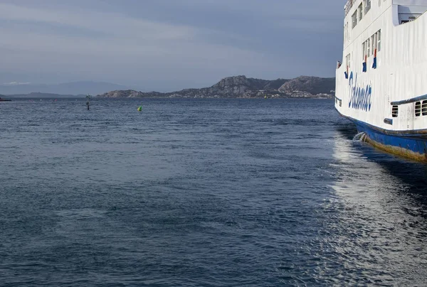 Ferry entre Palau e Isola Maddalena en Cerdeña Italia — Foto de Stock