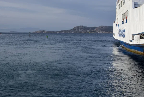 Ferry entre Palau e Isola Maddalena, na Sardenha Itália — Fotografia de Stock