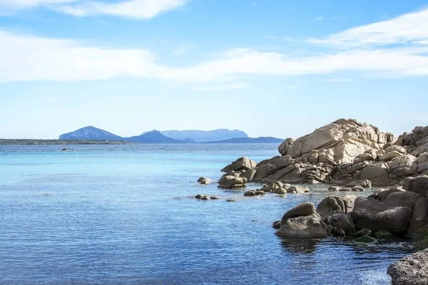 Água verde e granito paisagem arquipélago de rocha em uma praia em — Fotografia de Stock