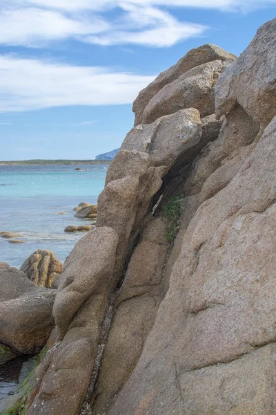 Agua verde y cantos rodados de granito en una playa en la Costa Smeralda Sa —  Fotos de Stock