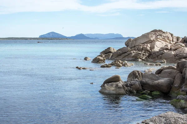 Пляж с гранитными скалами в Коста Смеральда Сардиния — стоковое фото