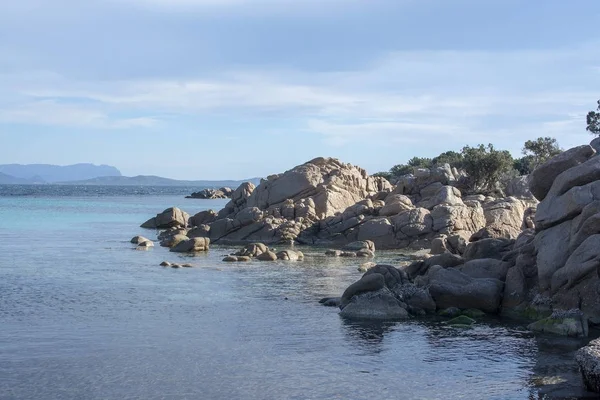 Granit kayalar Costa Smeralda Sardinya ile plaj — Stok fotoğraf