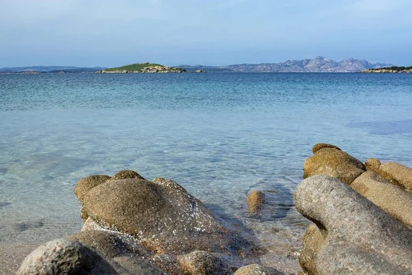 Strand met granieten stenen in Costa Smeralda Sardinië — Stockfoto