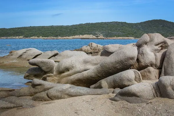 Пляж с гранитными скалами в Коста Смеральда Сардиния — стоковое фото