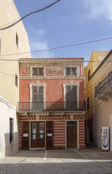 Edificio rojo fachada calle ver detalles en La Maddalena Cerdeña — Foto de Stock