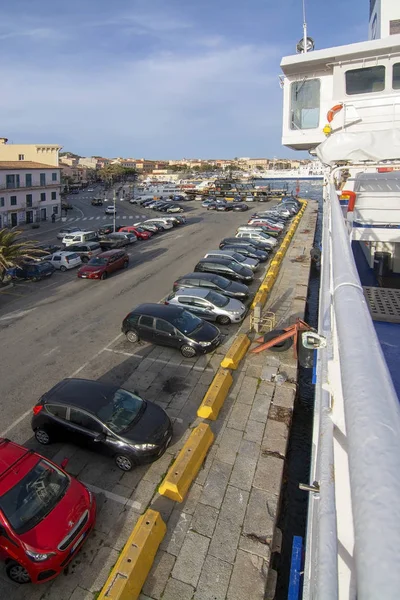 Ferry y zona portuaria vista a la ciudad con paseo marítimo — Foto de Stock