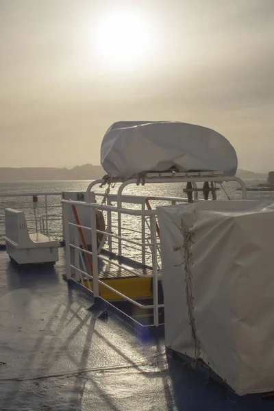 Detalle en cubierta en ferry entre Palau e Isola Maddalena en popa — Foto de Stock