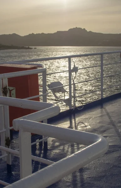 Detalle en cubierta en ferry entre Palau e Isola Maddalena en popa — Foto de Stock