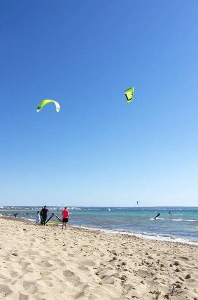 Playa de arena y kitesurfistas con horizonte oceánico —  Fotos de Stock