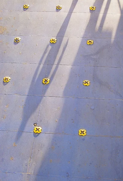 Barevné trajekt auto palubě podlahy v modré kov — Stock fotografie