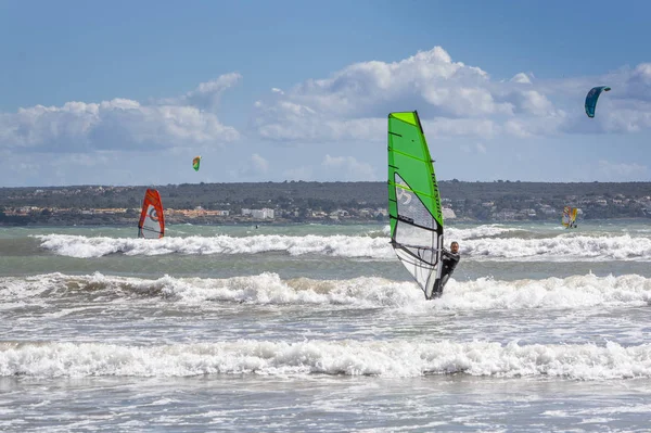 Surfistas jogam nas ondas verdes — Fotografia de Stock