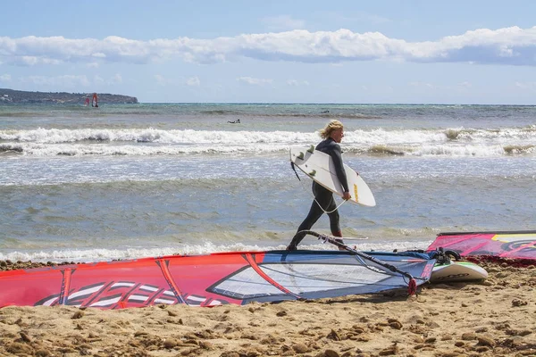 Surfers prepare to get into the green waves — Stock Photo, Image