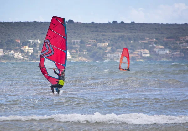 Windsurf com vela vermelha joga nas ondas verdes — Fotografia de Stock