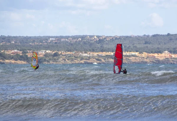 Windsurf com vela vermelha joga nas ondas verdes — Fotografia de Stock