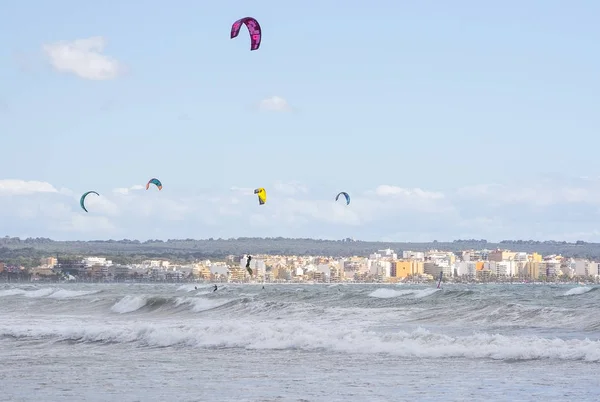 Les surfeurs jouent dans les vagues vertes — Photo