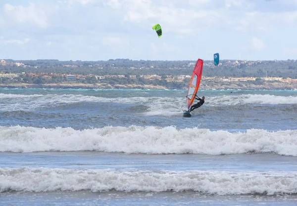 Windsurf com vela vermelha joga nas ondas verdes — Fotografia de Stock