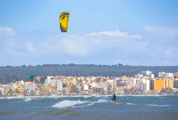 Les surfeurs jouent dans les vagues vertes — Photo