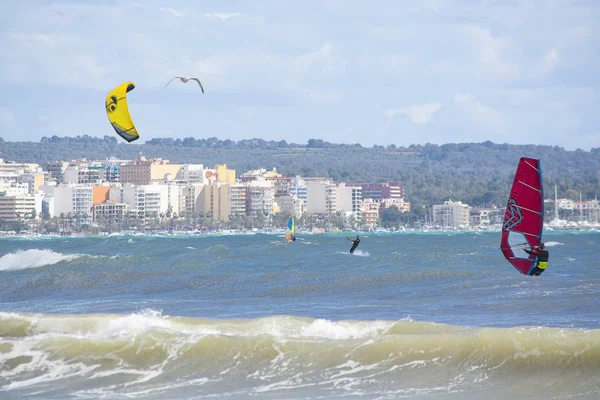 Surfistas jogam nas ondas verdes — Fotografia de Stock