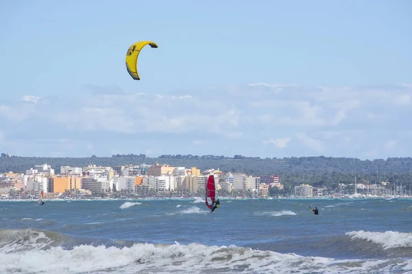 Surfistas jogam nas ondas verdes — Fotografia de Stock