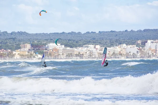 Les surfeurs jouent dans les vagues vertes — Photo