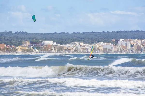 Surfistas jogam nas ondas verdes — Fotografia de Stock