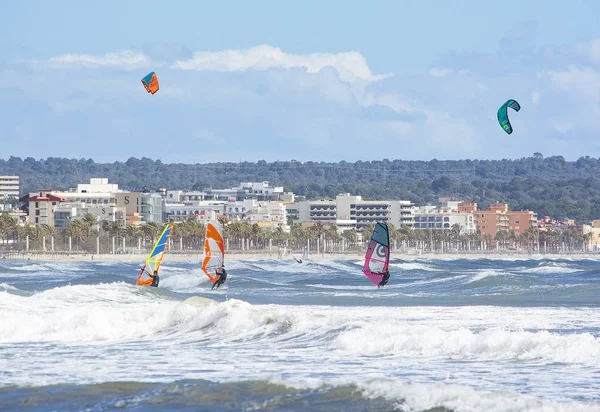 Les surfeurs jouent dans les vagues vertes — Photo