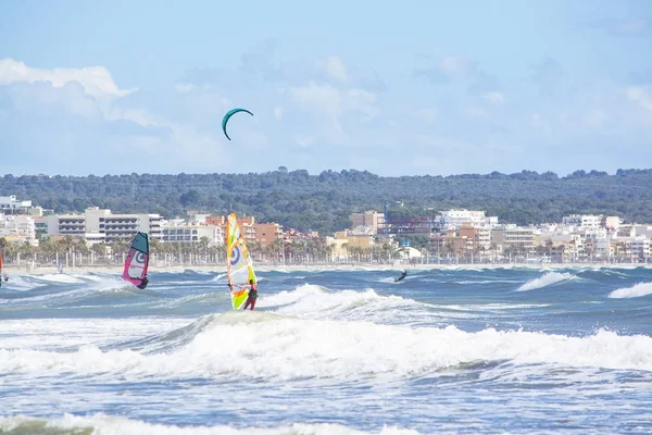 Surfistas jogam nas ondas verdes — Fotografia de Stock