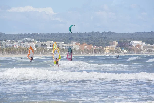 Les surfeurs jouent dans les vagues vertes — Photo