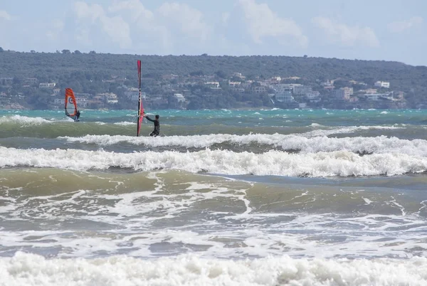 Surfistas jogam nas ondas verdes — Fotografia de Stock